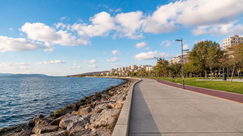 Caddebostan Sahili geniş yürüyüş ve deniz hattı