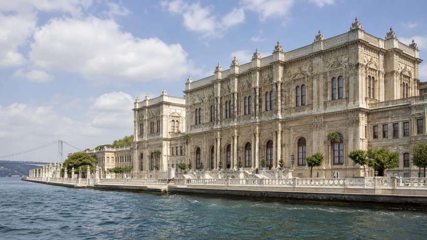Dolmabahçe Sarayı Rehberi: Nerede, Nasıl Gidilir ve Ziyaret Notları