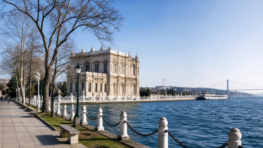 Dolmabahçe Sarayı çevresinde Beşiktaş ve Kabataş gezi rotası atmosferi
