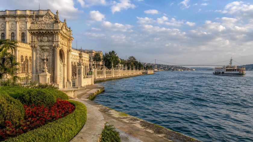 Dolmabahçe Sarayı çevresinde Boğaz kıyısı ve tarihi saray dokusu