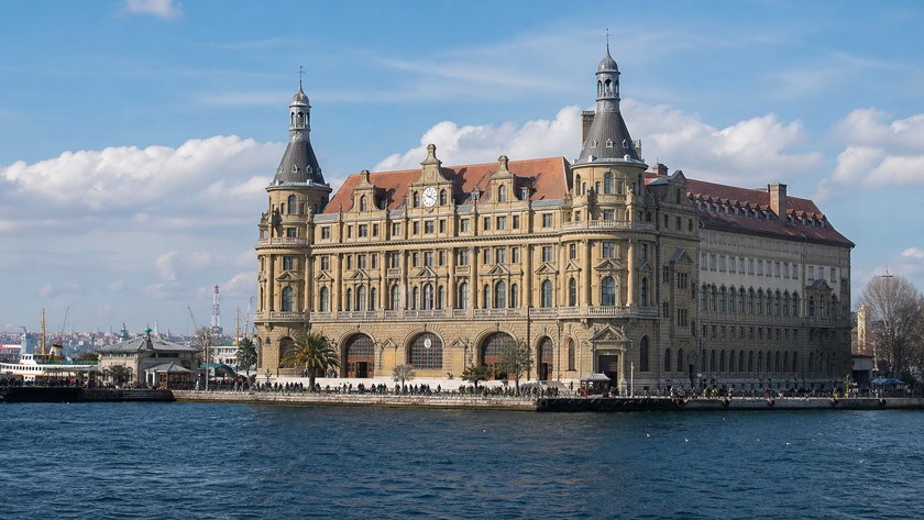 Haydarpaşa Garı Rehberi: Nerede, Nasıl Gidilir ve Kadıköy Rotası