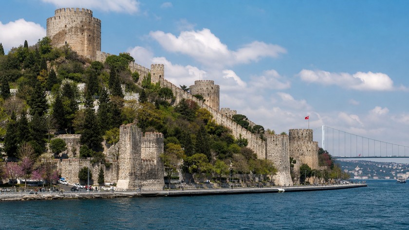 Rumeli Hisarı Rehberi: Nerede, Nasıl Gidilir ve Boğaz Rotası