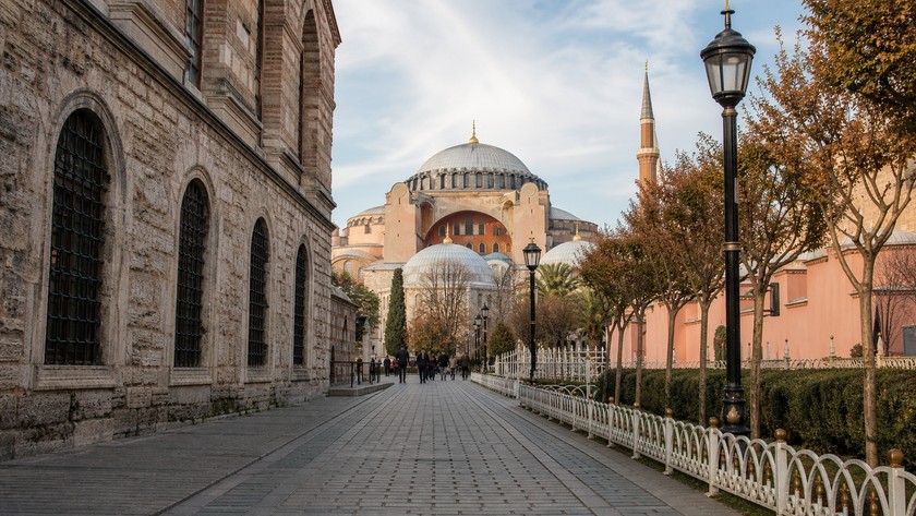 Yerebatan Sarnıcı çevresinde Sultanahmet tarihi rota atmosferi