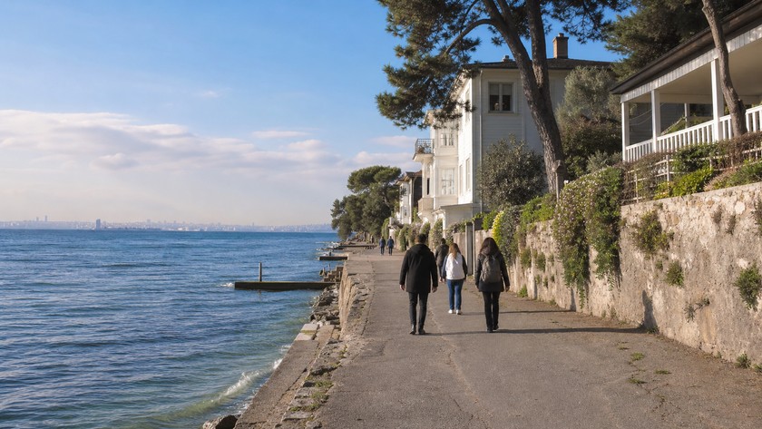 Burgazada sahil yürüyüşü