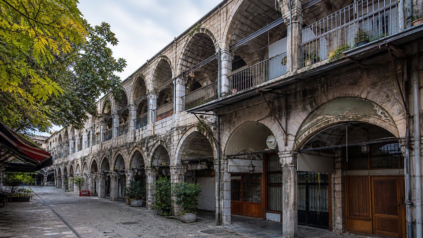 Büyük Valide Han Rehberi: Tarihi Han, Çarşılar ve Eminönü Rotası