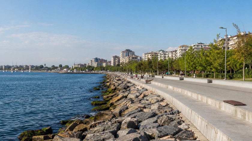 Caddebostan Sahili Rehberi: Kıyı Yürüyüşü, Parklar ve Kadıköy Rotası