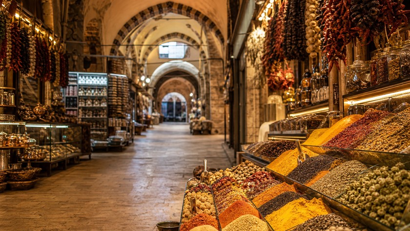 Mısır Çarşısı Rehberi: Baharat, Tarihi Doku ve Eminönü Rotası