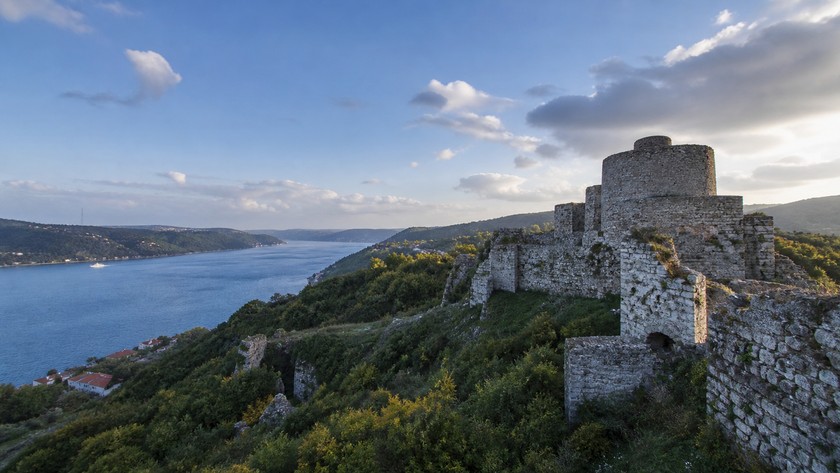 Yoros Kalesi Rehberi: Beykoz'da Tarihi Kale ve Boğaz Manzarası