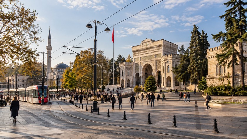 Beyazıt Meydanı Rehberi: Tarihi Yarımada'da Çarşı ve Şehir Rotası