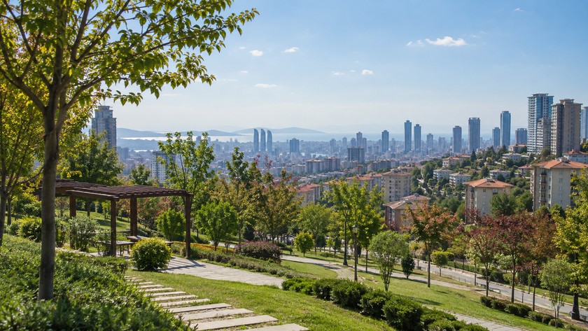 Kayışdağı çevresinde park ve şehir manzarası
