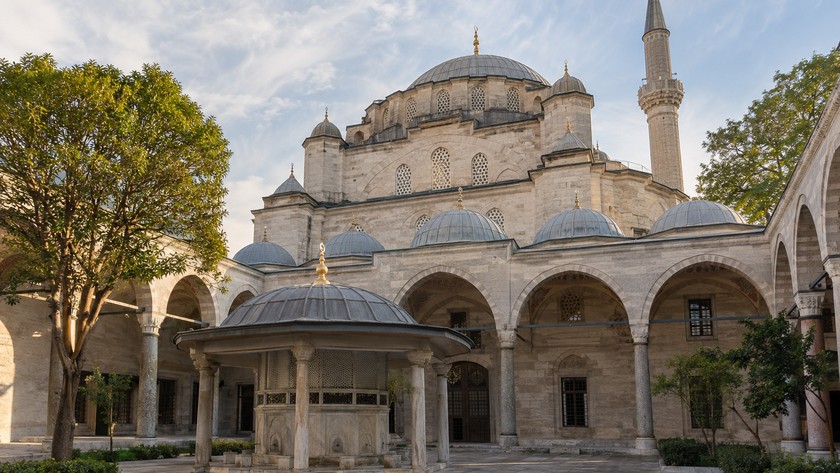 Sokullu Mehmed Paşa Camii Rehberi: Kadırga'da Tarihi Yapı ve Fatih Rotası