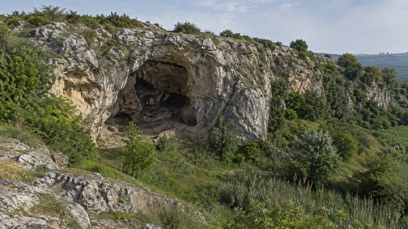 Yarımburgaz Mağarası çevresi