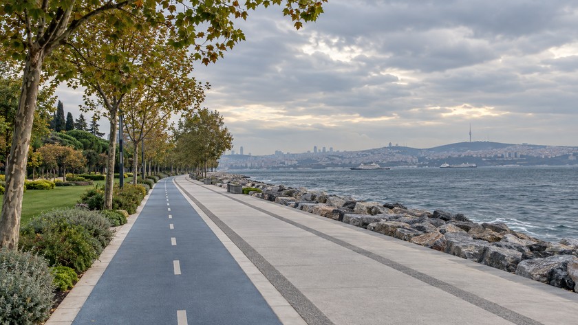 Sahil yürüyüşü ve park yolu