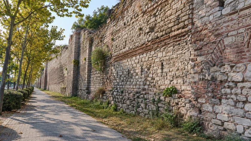 Topkapı sur çevresinde tarihî yaya rotası